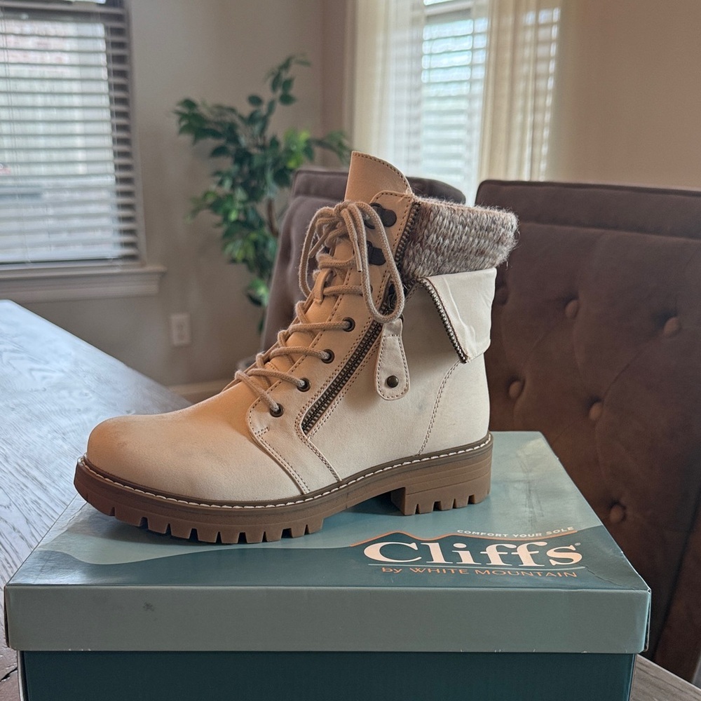 Cliffs byWhite Mountain Women’s Mandy Lace-Up Lug Sole Booties|Tan/White NIB